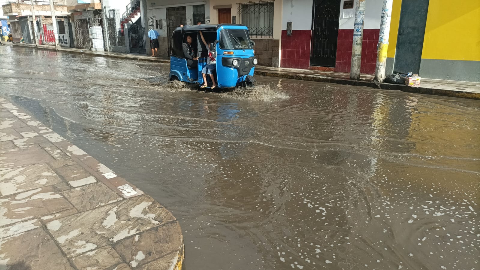 Emergencia en Ica: lluvias intensas nuevamente sorprenden e inundan calles y avenidas
