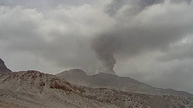 ​Volcán Sabancaya explosionó 288 veces en menos de un mes (VIDEO)