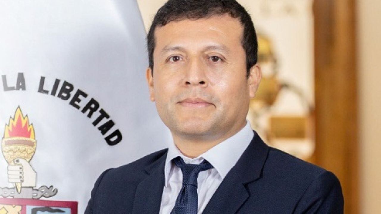 Nelson Lozano, jefe de Asesoría Jurídica del Gobierno Regional de La Libertad, fue denunciado por el trabajador de la Gerencia de Educación, Manuel Ruiz, por el presunto delito de patrocinio ilegal.