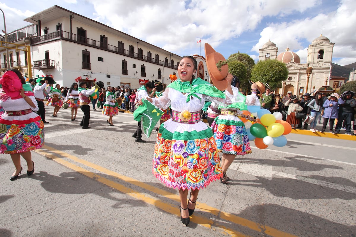 DECENAS DE ELENCOS PARTICIPARON DE LA COMPARSA POR LA FESTVIDAD DEL SANTIAGO POR LA CALLE REAL - SANTIAGO HUANCA - WANKA