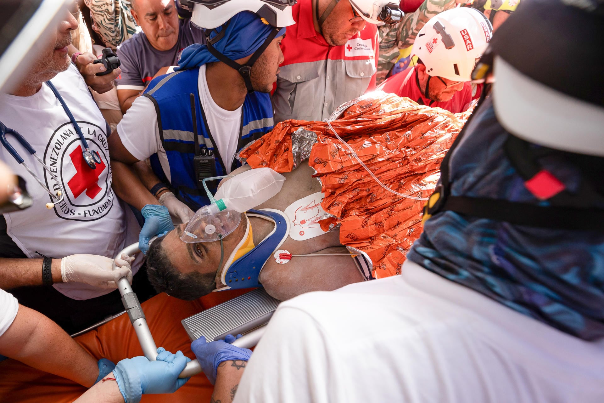 El vigilante fue liberado luego de un operativo internacional que se prolongó por más de 70 horas en el estado de La Guaira, uno de los más afectados por los terremotos del 24 de junio. (EFE/ Ronald Peña R.)