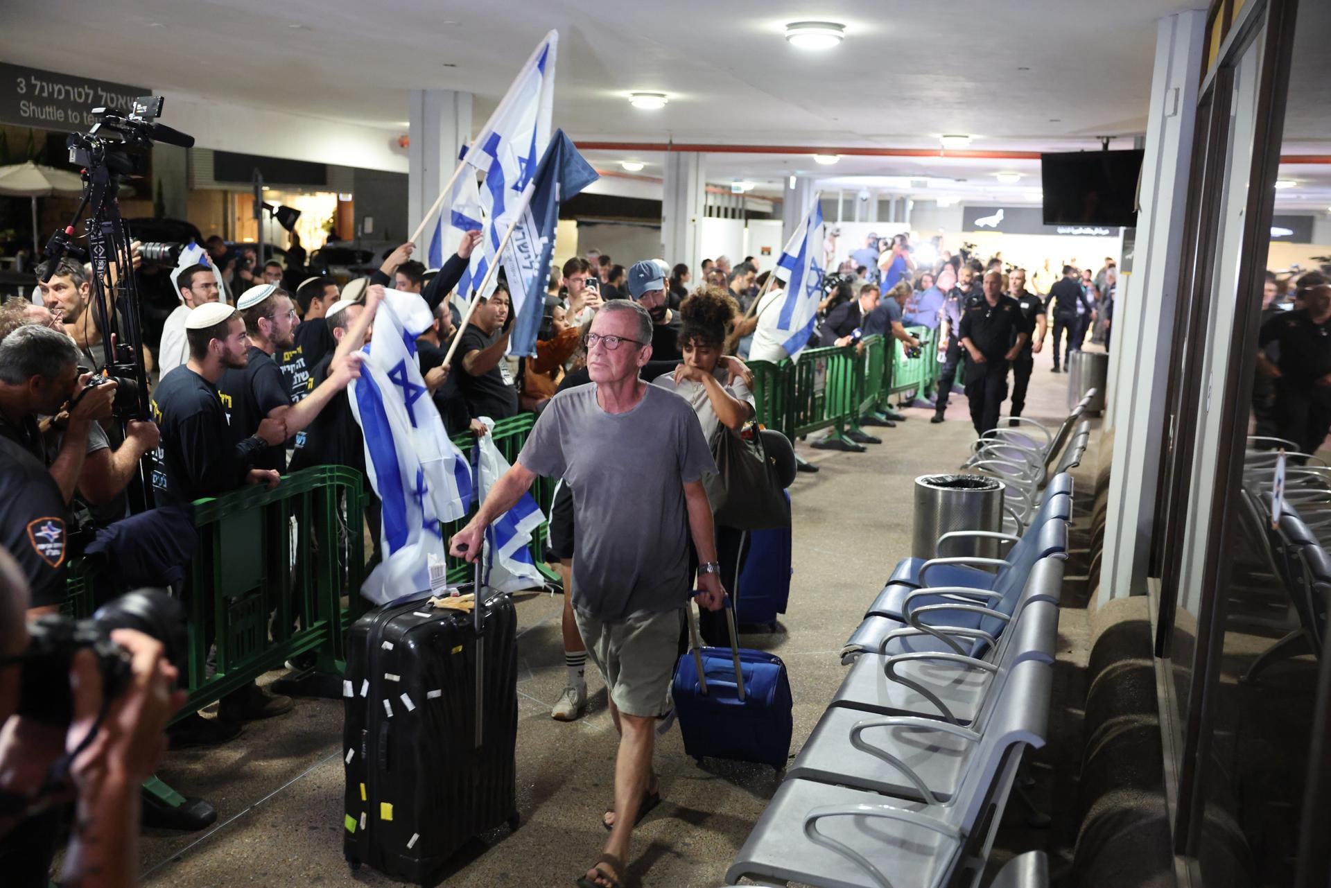 Pasajeros israelíes llegan en un vuelo de Flydubai procedente de Tabuk, Arabia Saudita, al Aeropuerto Internacional Ben Gurion, cerca de Tel Aviv, Israel, el 30 de septiembre de 2026. (EFE/EPA/ABIR SULTAN).