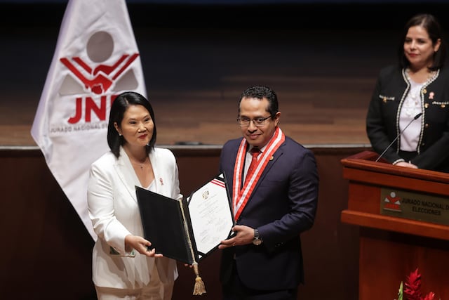 Keiko Fujimori recibió sus credenciales del JNE