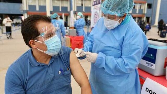 Mayores de 30 años se vacunarán contra la COVID-19 en agosto, estima ministro de Salud
