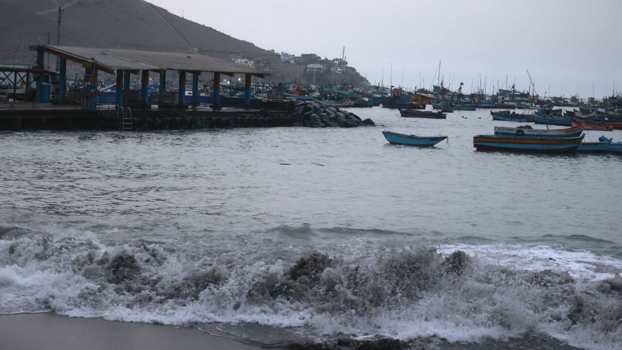 Marina de Guerra alerta sobre oleajes en el litoral peruano por 72 horas.
