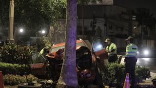 Hombre pierde el control de su camioneta y termina empotrado contra árbol en Chorrillos (VIDEO)