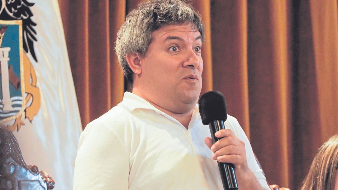 El suspendido y sentenciado alcalde viajó a República Checa para, según él, actualizar sus conocimientos en ginecología. Sin embargo, este 26 de enero tenía que ir a audiencia en la que se vería su posible internamiento en penal de Trujillo. La oficial PNP Nataly Rojas demandó que se le revoque pena de prisión suspendida.