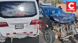 Camioneta choca por alcance contra minivan y casi ocasionan tragedia en Tarma
