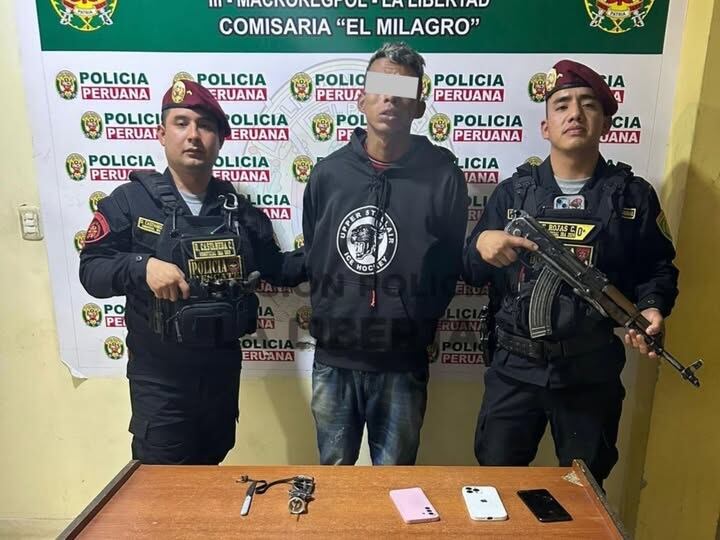 Al momento de realizarle el registro personal se le encontró el arma blanca que usaba para perpetrar sus asaltados y los tres celulares que había robado a las mujeres.