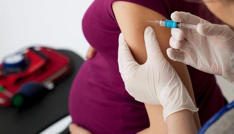 La vacunación durante el embarazo reduce complicaciones como partos prematuros y protege al recién nacido contra enfermedades respiratorias graves.