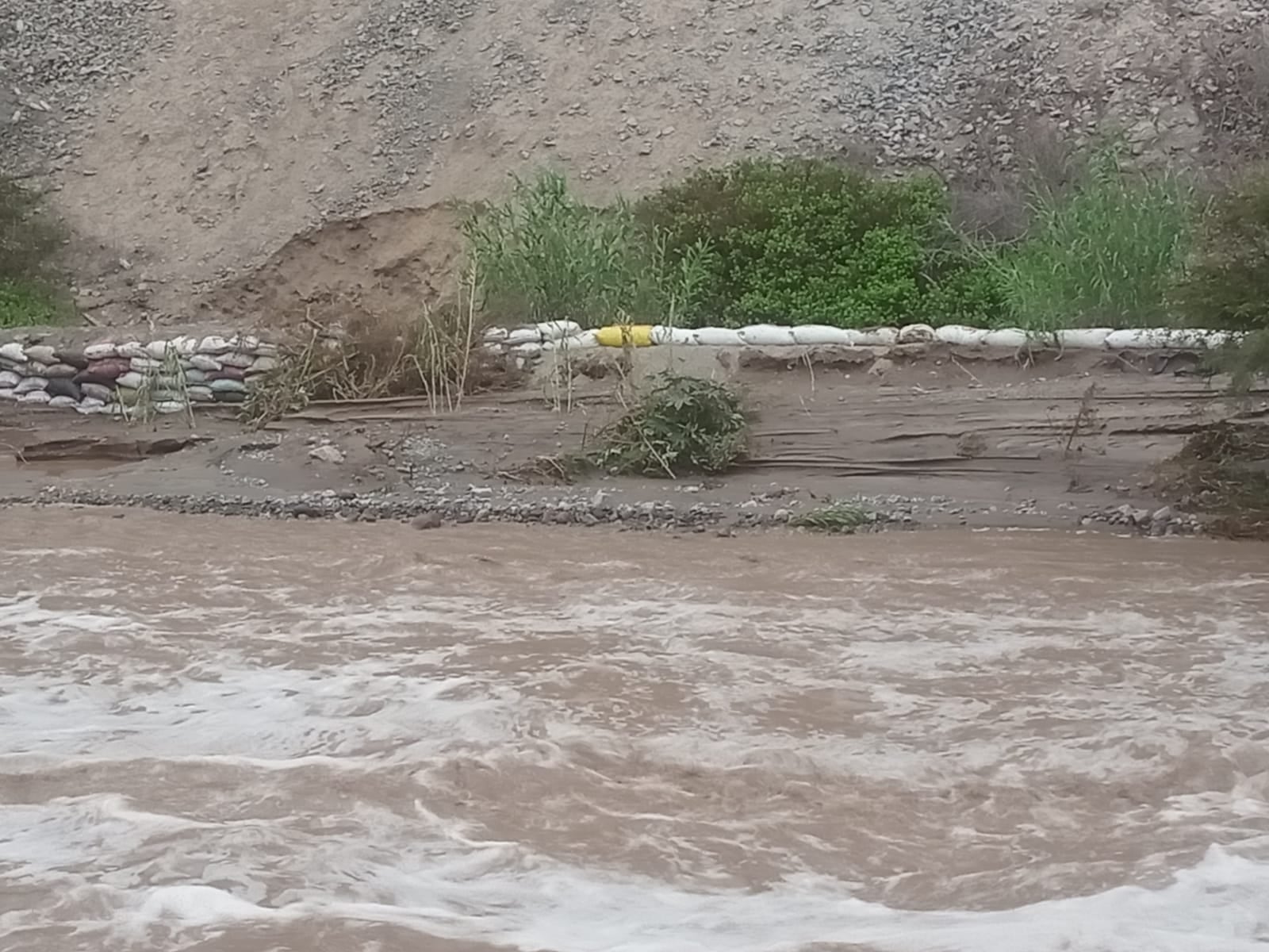 Desborde del Río Anexo de Pescadores, en Ocoña, provincia de Camaná, pone en peligro a pobladores. Foto: Municipalidad de Ocoña.