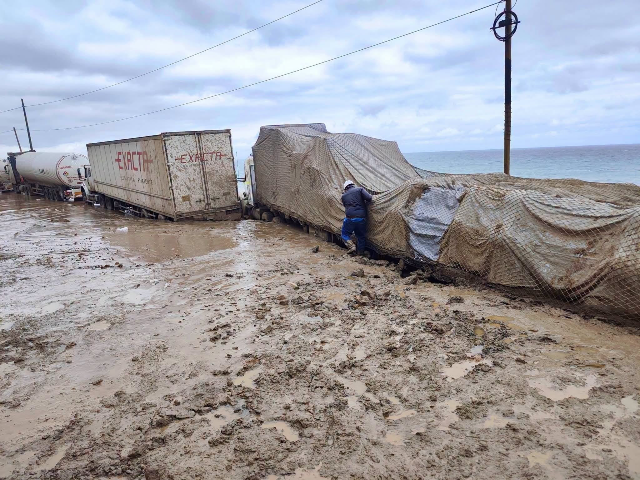 Camiones enterrados por los huaicos en la Panamericana Sur, en el tramo Atico-Ocoña. Foto: Municipalidad Provincial de Caravelí.