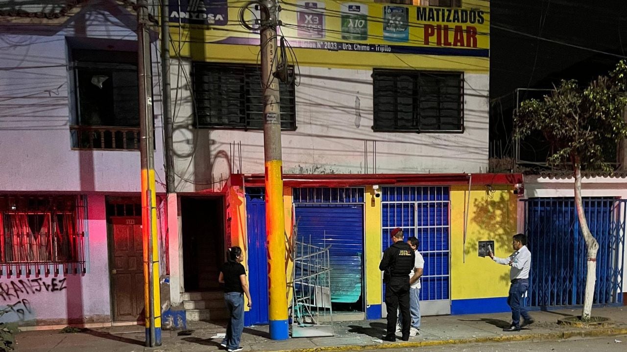 La explosión destrozó la reja de fierro y la puerta enrollable.