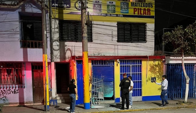 La explosión destrozó la reja de fierro y la puerta enrollable.