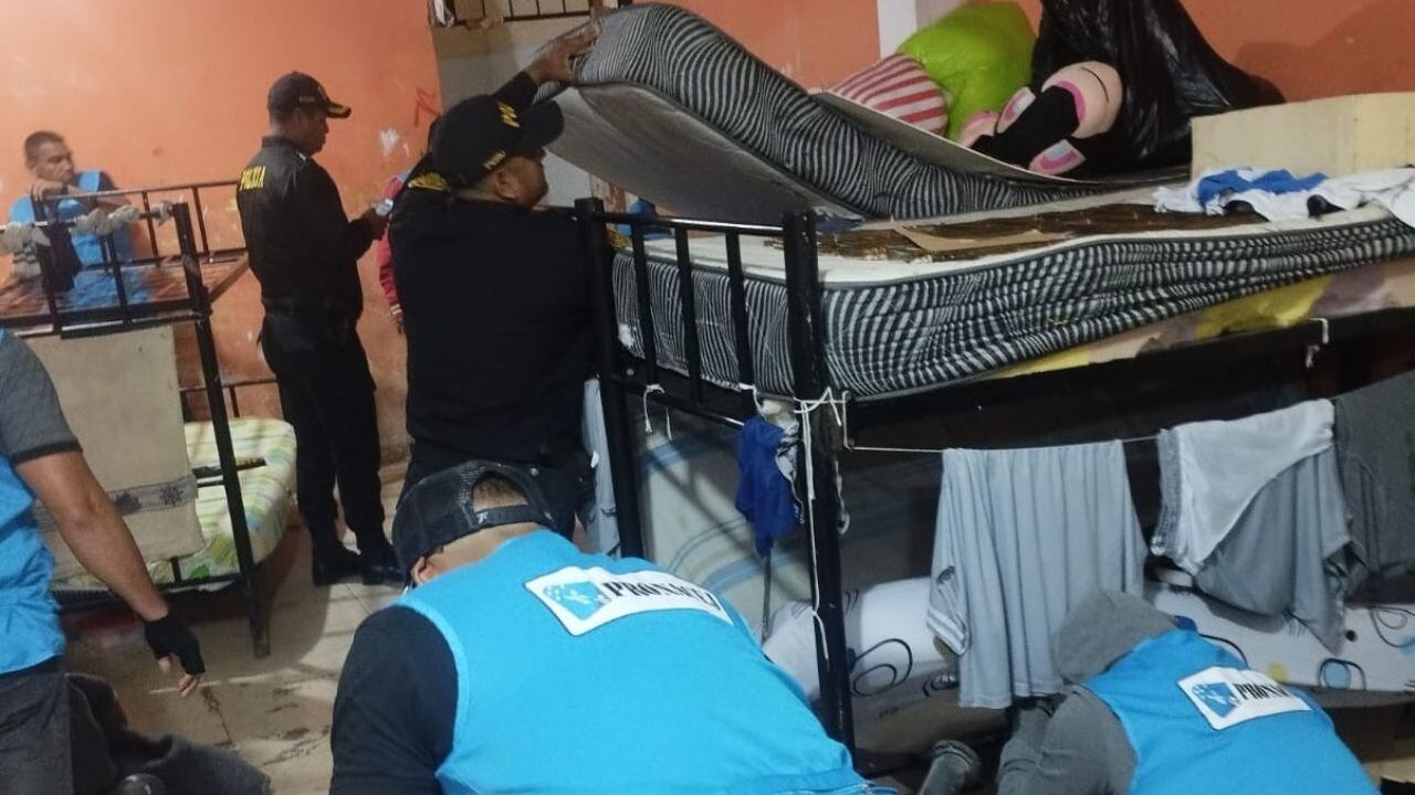 Las autoridades revisaron de manera minuciosa cada una de las habitaciones de los internos.