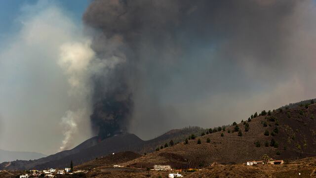 España: volcán Cumbre Vieja vuelve a emitir lava y cenizas