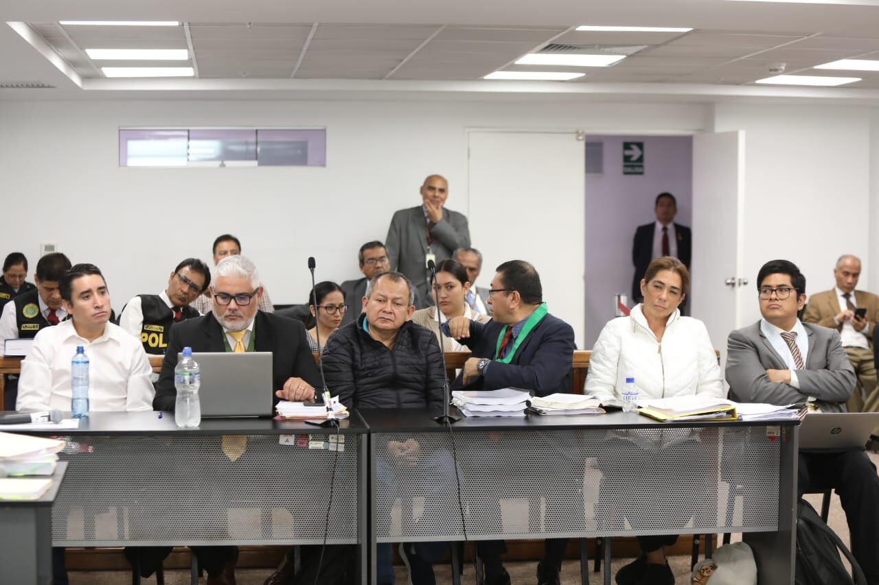 Pedro Arroyo (casaca negra al centro), expresidente del Fondo Mivivenda, cumple 30 meses de prisión preventiva.