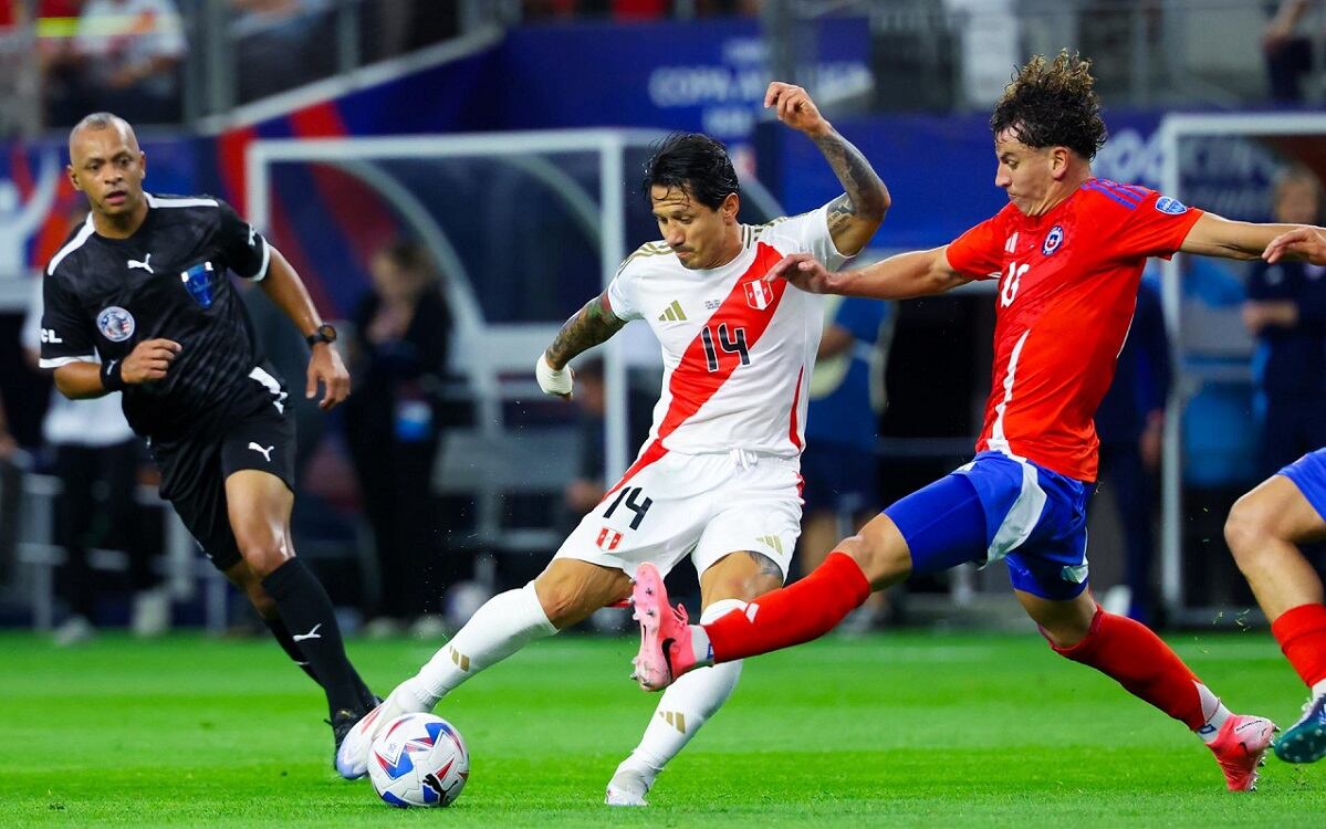 Gianluca Lapadula controla el balón ante Chile. (Foto: EFE/KEVIN JAIRAJ)