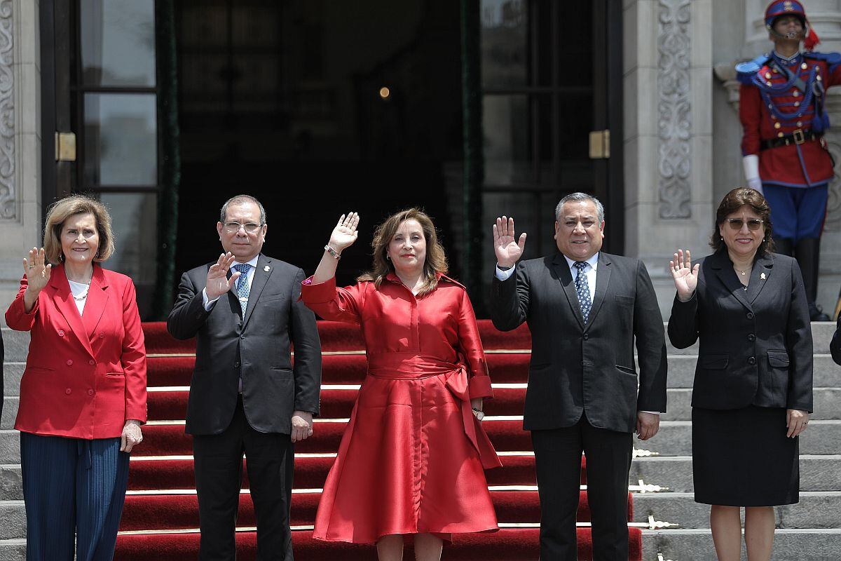 Dina Boluarte acompañada por Gustavo Adrianzén, Delia Espinoza, Javier Arévalo y Luz Pacheco, mientras se hacía reconstrucción del caso Cofre. (Foto: Joel Alonzo / @photo.gec)