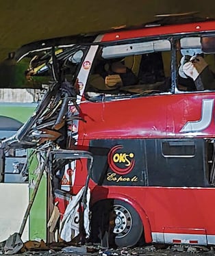 Bus se empotró contra una vivienda en Camaná.