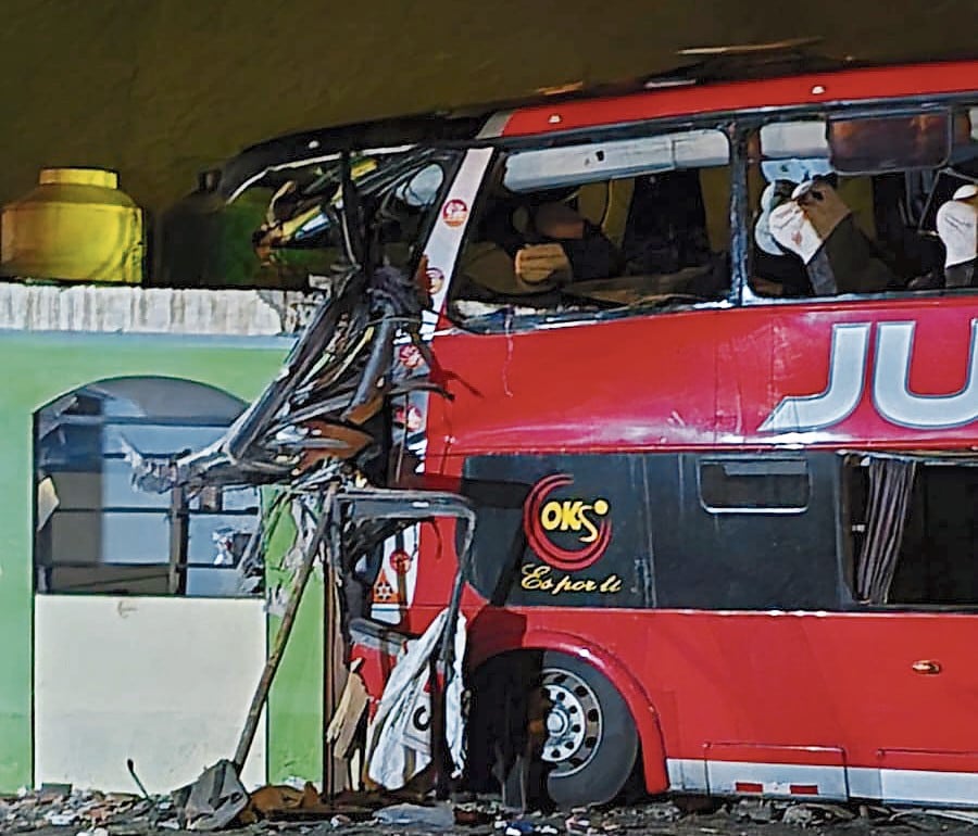 Bus se empotró contra una vivienda en Camaná.