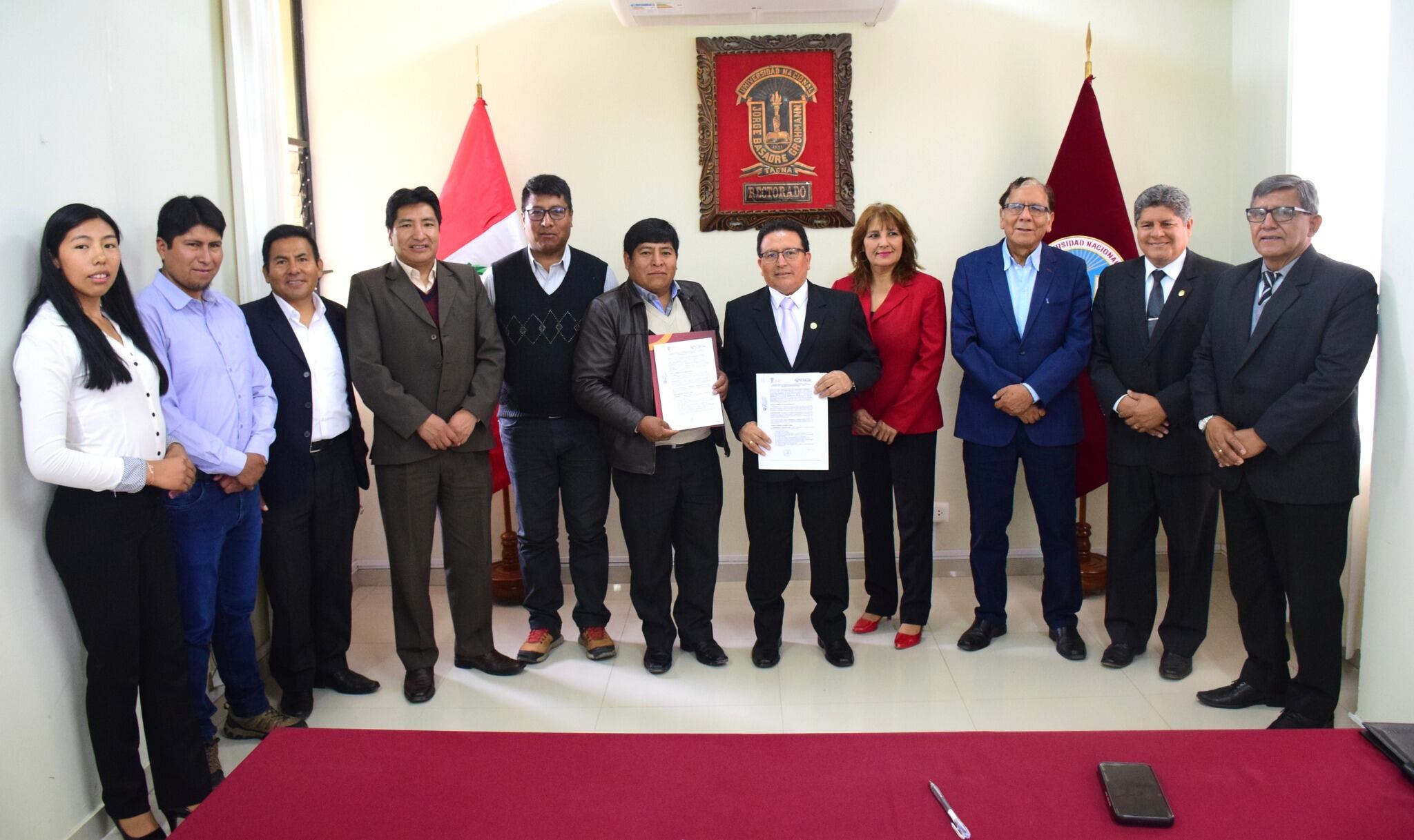 Rector Javier Lozano y alcalde Richard Ururi suscribieron un convenio marco de cooperación interinstitucional. (Foto: Difusión)