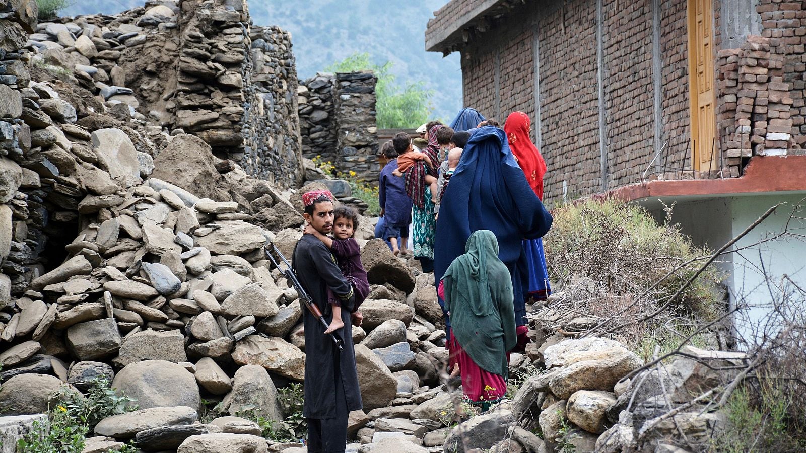 El país sigue en emergencia: más de 1.400 muertos y 3.100 heridos dejó el primer terremoto. El nuevo movimiento telúrico sacudió Jalalabad y complicó las labores de rescate.