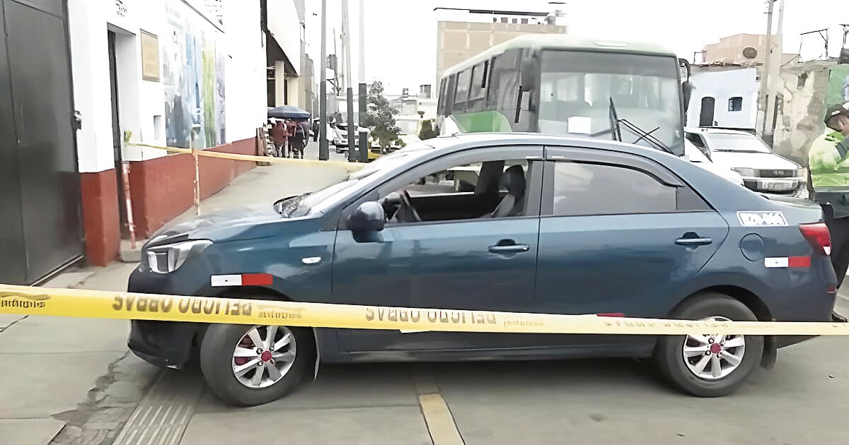 Auto estaba mal estacionado en la calle.