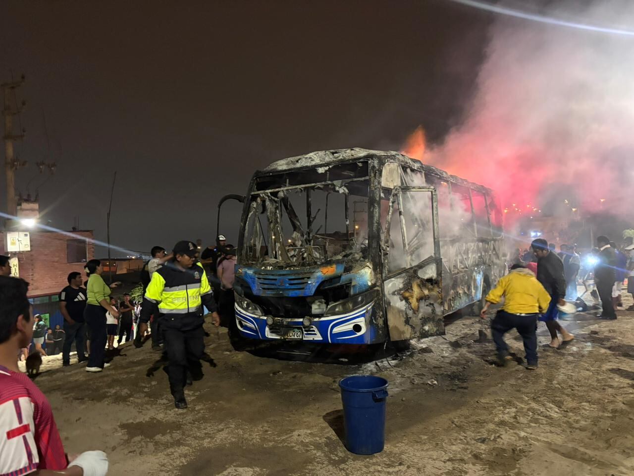 Hampones fuertemente armados interceptaron el vehículo y despojaron de sus pertenencias a los pasajeros. Antes de irse, rociaron combustible y le prendieron fuego a la unidad.