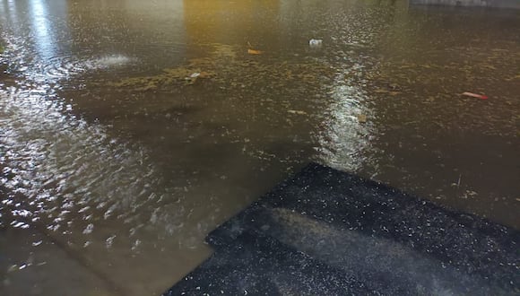 Vecinos de El Chilcal nuevamente se inundaron con la fuerte lluvia que soportó Piura. Los vecinos temen que agua ingrese a sus casas