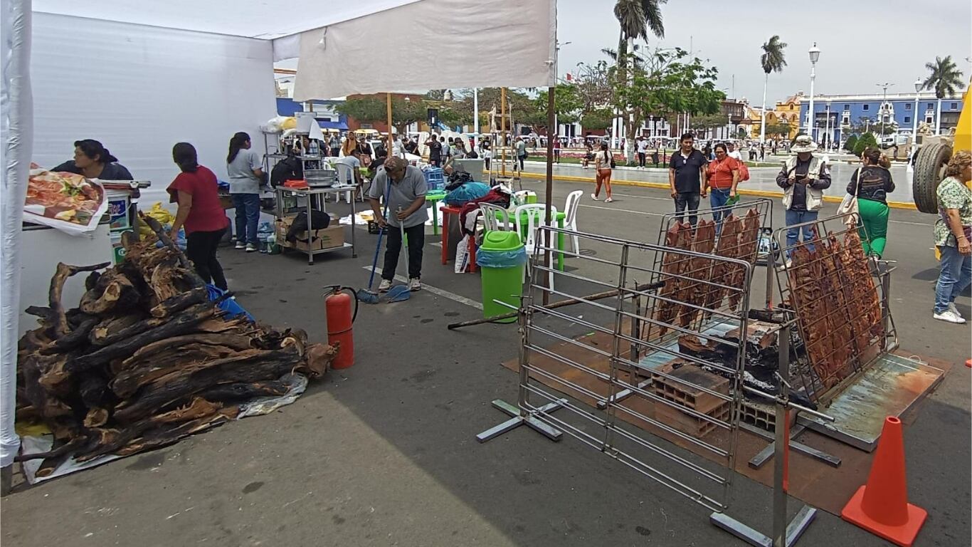 Municipio promueve feria en donde se vende desde artesanías hasta chicho de jora y platos preparados a base de cerdo. Cultura ya había cuestionado el mal uso de este espacio.
