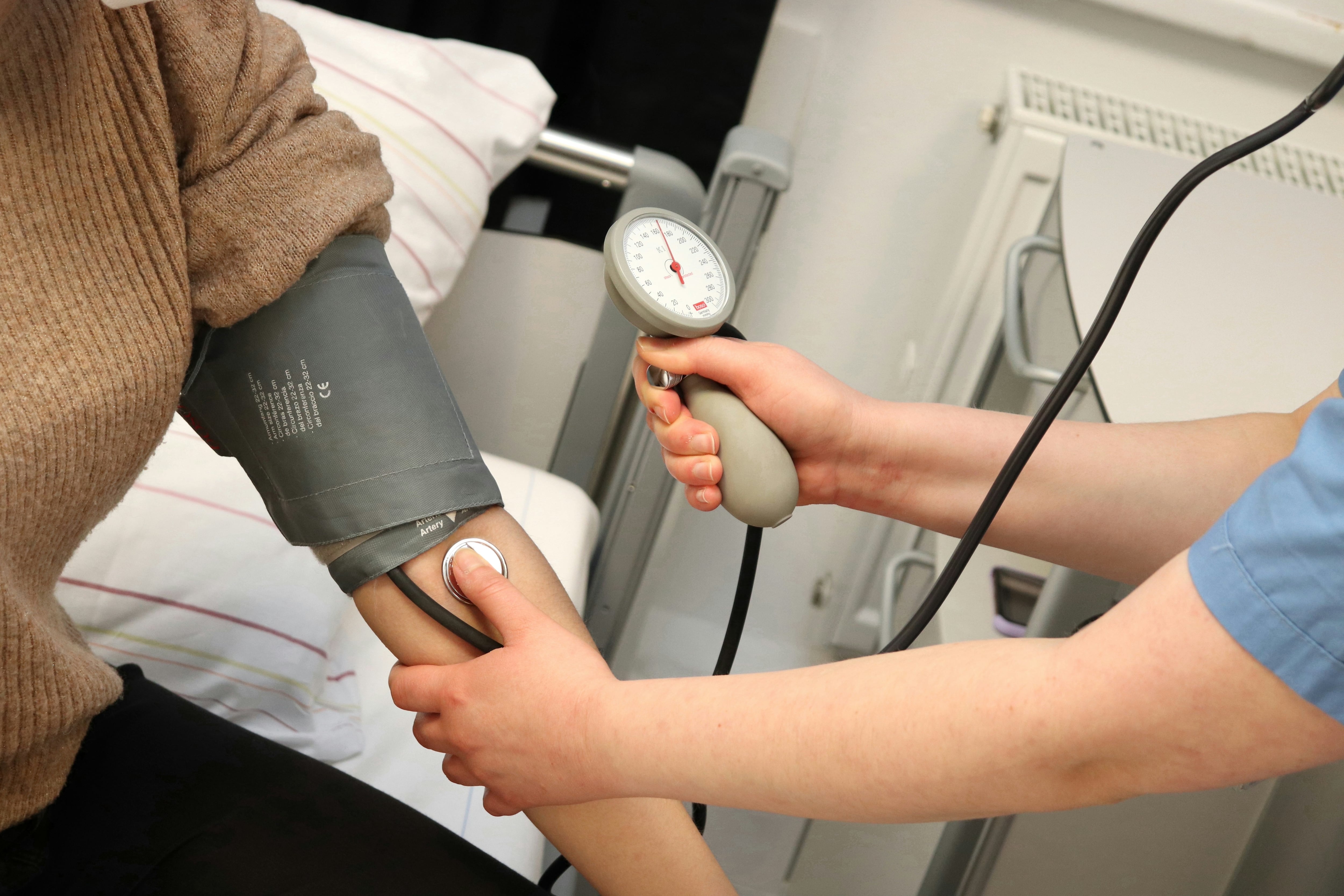 Escuchar sin juzgar, explicar las alternativas de tratamiento y respetar las decisiones del paciente son componentes de una atención centrada en la persona. Un especialista explica cómo prepararse para una consulta médica.