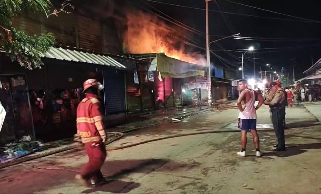 Puestos quedaron reducidos en cenizas en mercado San Miguel de Piura