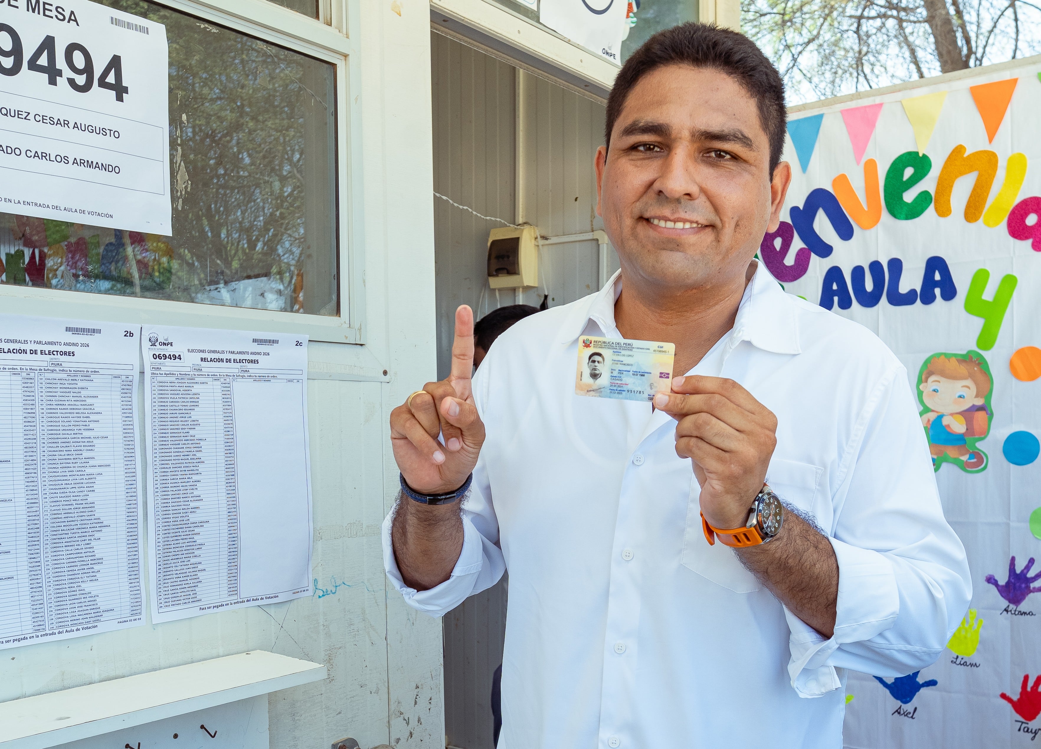 El candidato por APP, Pancho Cevallos, acudió a votar a un local de votación de Los Ejidos