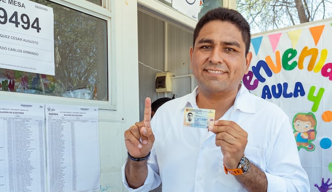 El candidato por APP, Pancho Cevallos, acudió a votar a un local de votación de Los Ejidos