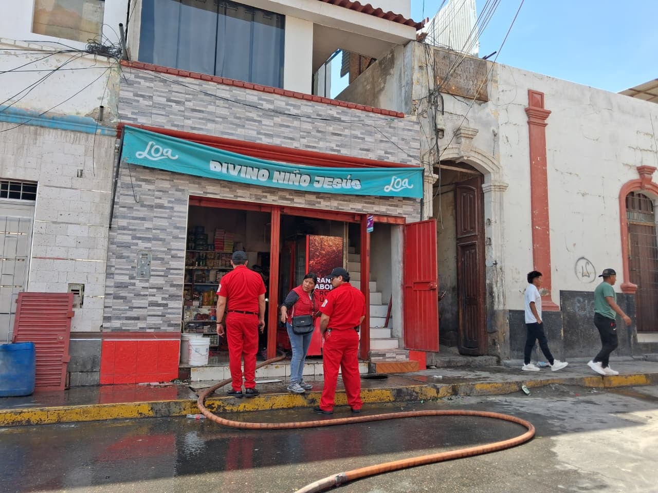 Incendio en calle 2 de Mayo, en Arequipa, deja daños materiales. (Foto: Flor Barrios/@photo.gec)