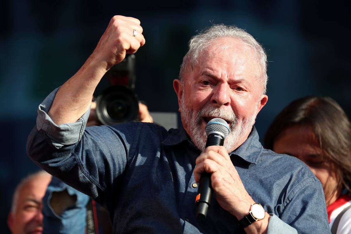 El expresidente brasileño Luiz Inácio Lula da Silva, del partido de los Trabajadores (PT), participa en una manifestación de las principales centrales sindicales del país por el Día Internacional del Trabajo, en Sao Paulo (Brasil). (Foto: EFE/Sebastião Moreira)