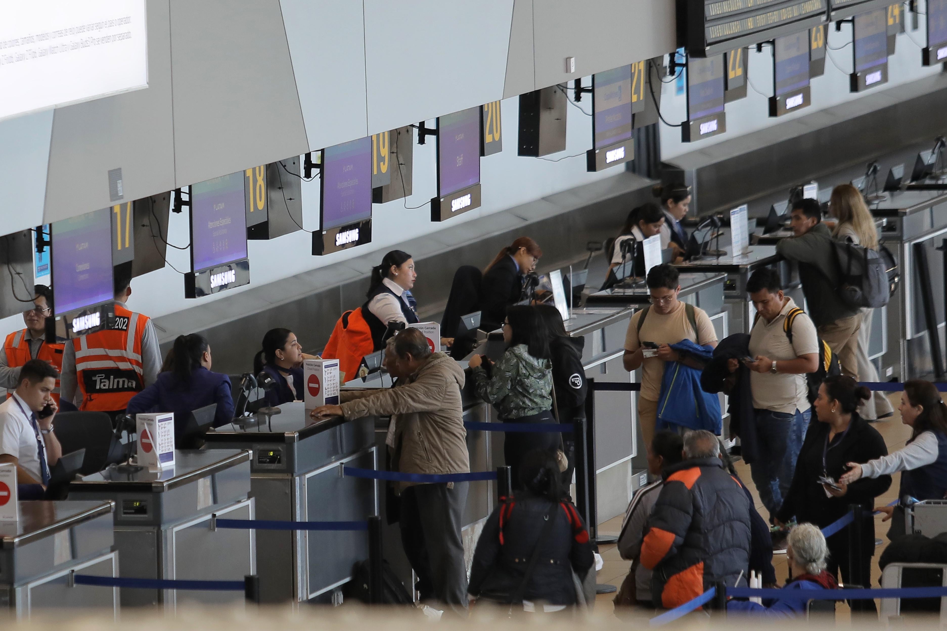 La medida de protesta, que ha generado una paralización parcial de actividades, ha provocado demoras afectando a cientos de viajeros. Fotos: Joel Alonzo/ @photo.gec