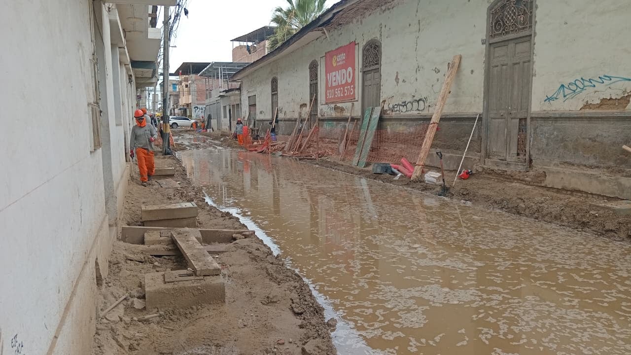 Calles del centro amanecieron inundadas