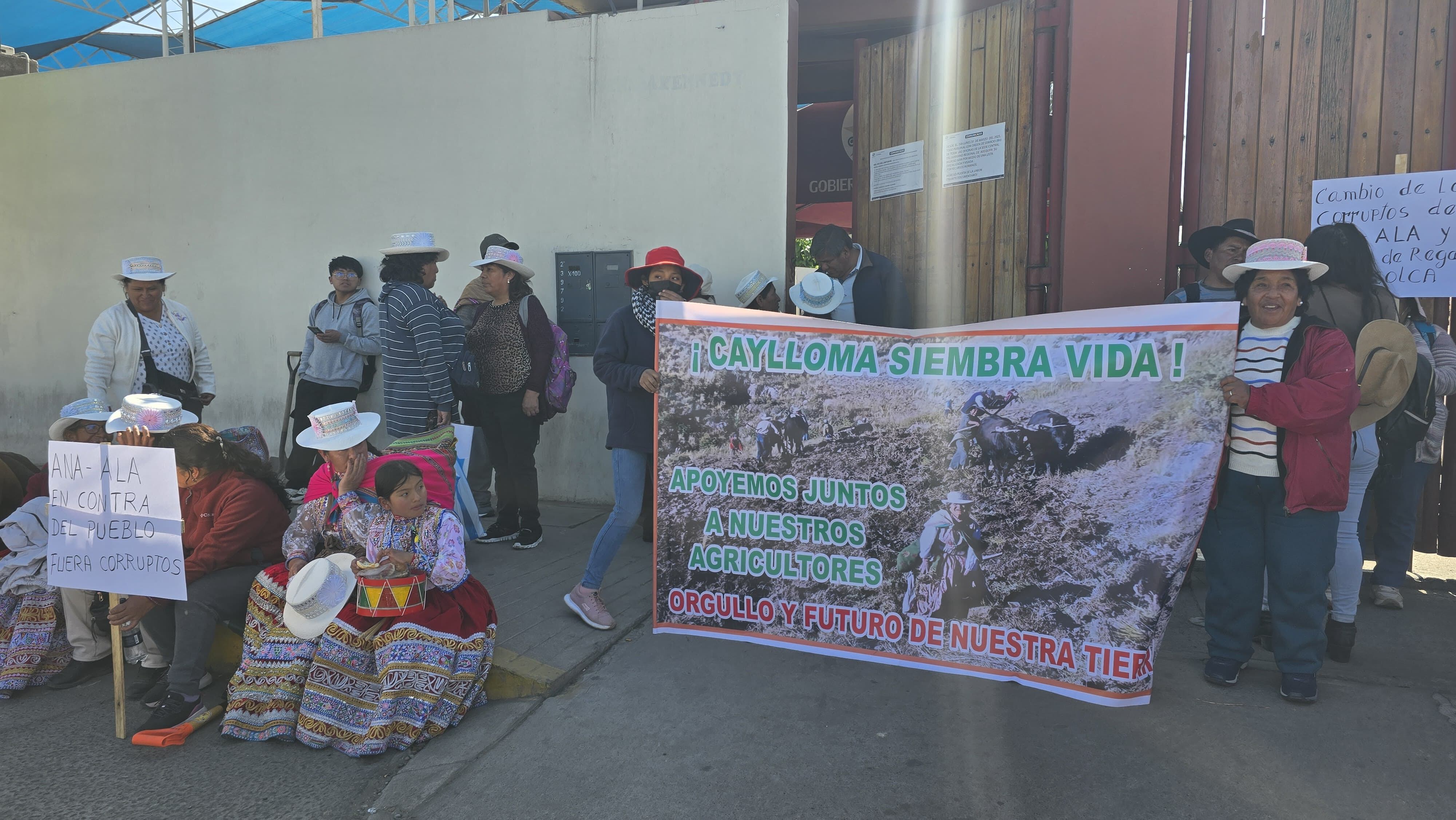 Pobladores de Caylloma protestaron en afueras de la sede del Gobierno Regional de Arequipa. Foto: GEC.