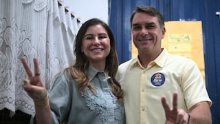 Flávio Bolsonaro vota en Brasil y afirma que llegó la hora del “cambio de verdad”