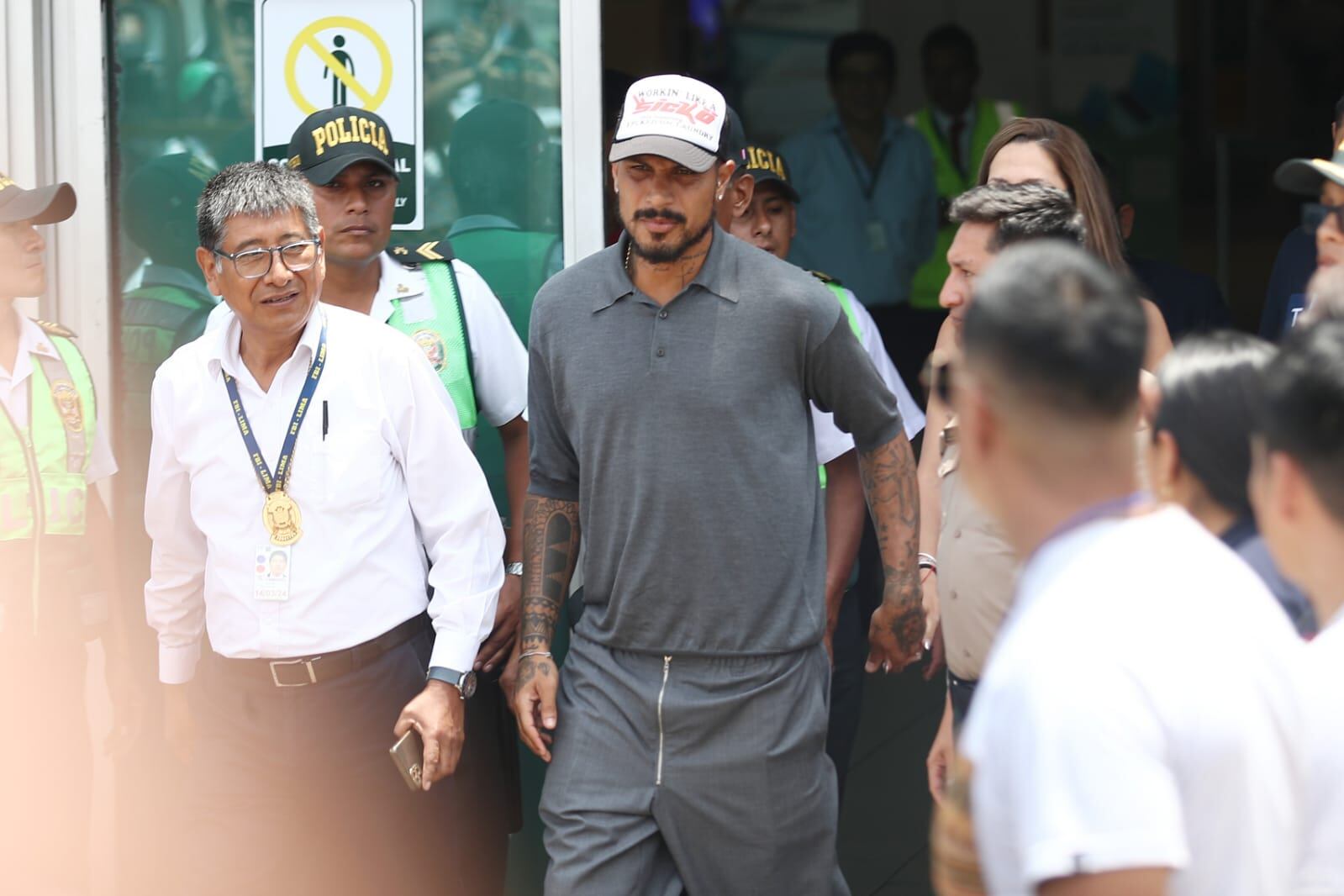 Paolo Guerrero salió por la puerta N° 3 del aeropuerto Jorge Chávez. (Foto: GEC)