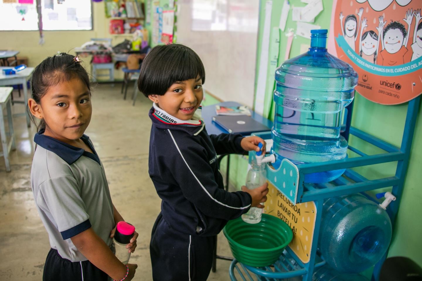 El cerebro humano está compuesto por un 75% de agua, por lo que una adecuada hidratación es esencial para su funcionamiento.