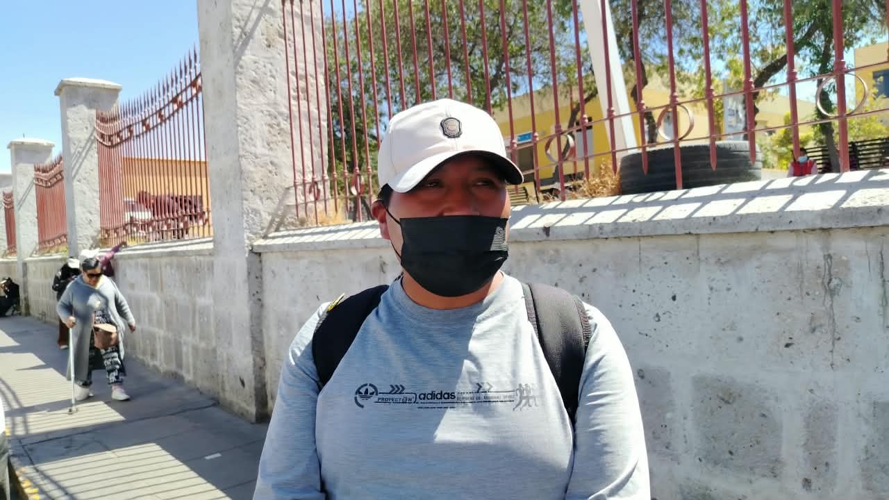 Eulogio Quispe Mamani, esposo de comerciante de Puno internada en el hospital Goyeneche de Arequipa. (Foto: Álvaro Figueroa/@photo.gec)