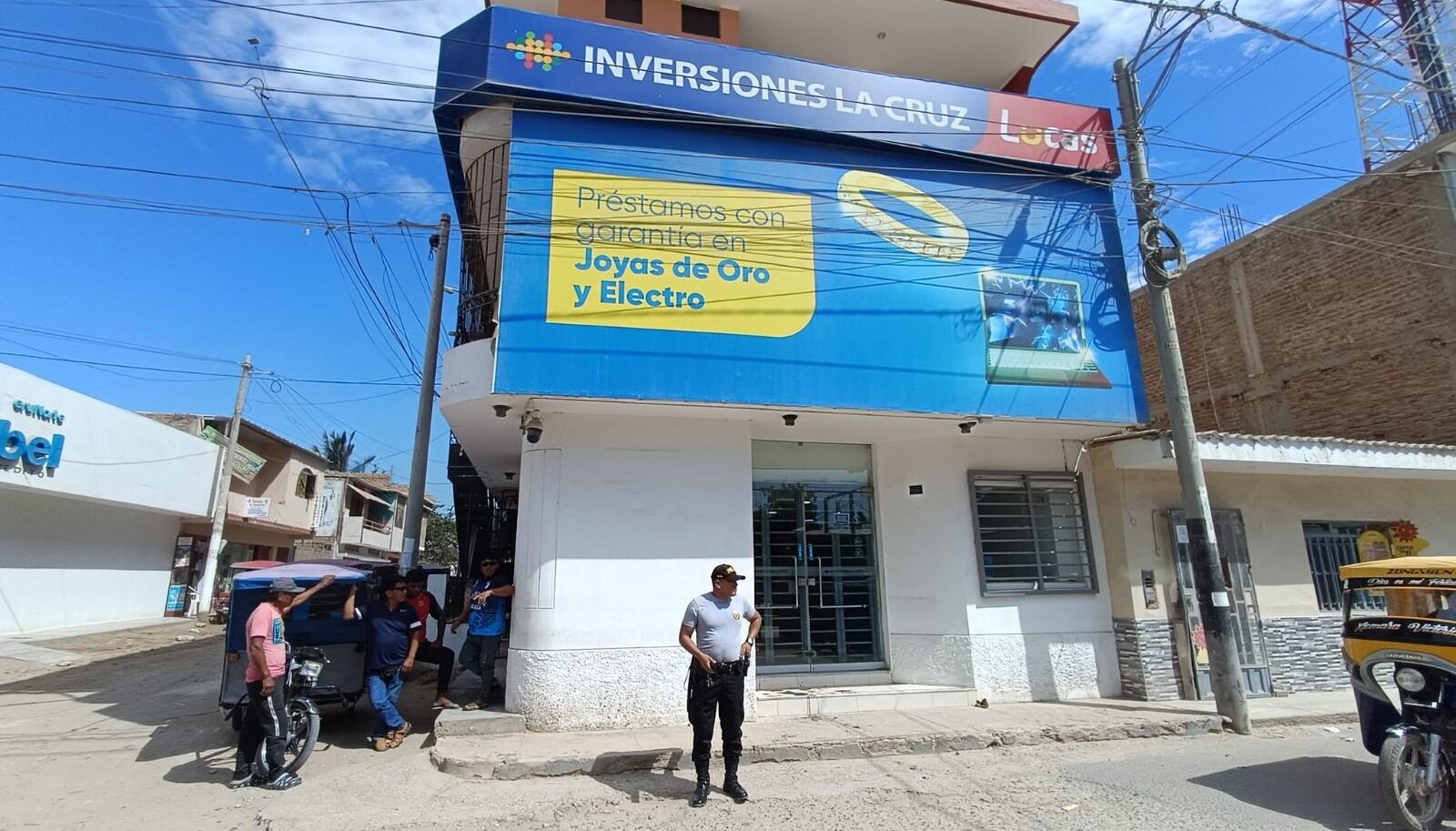 Sus compañeros de trabajo auxiliaron al vigilante y lo trasladaron de emergencia al centro de salud.