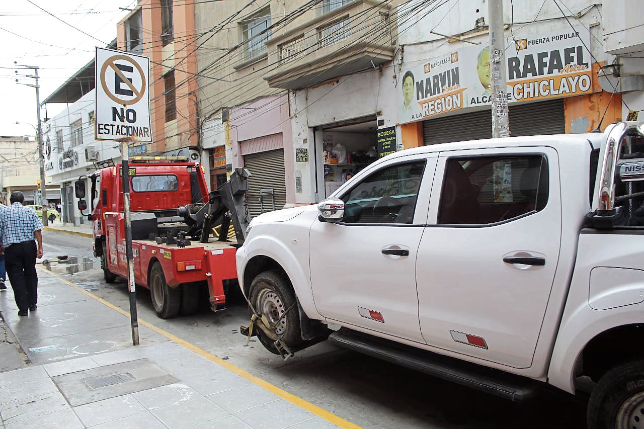 Usan grúa contra los transportistas que se estacionan en zonas rígidas.