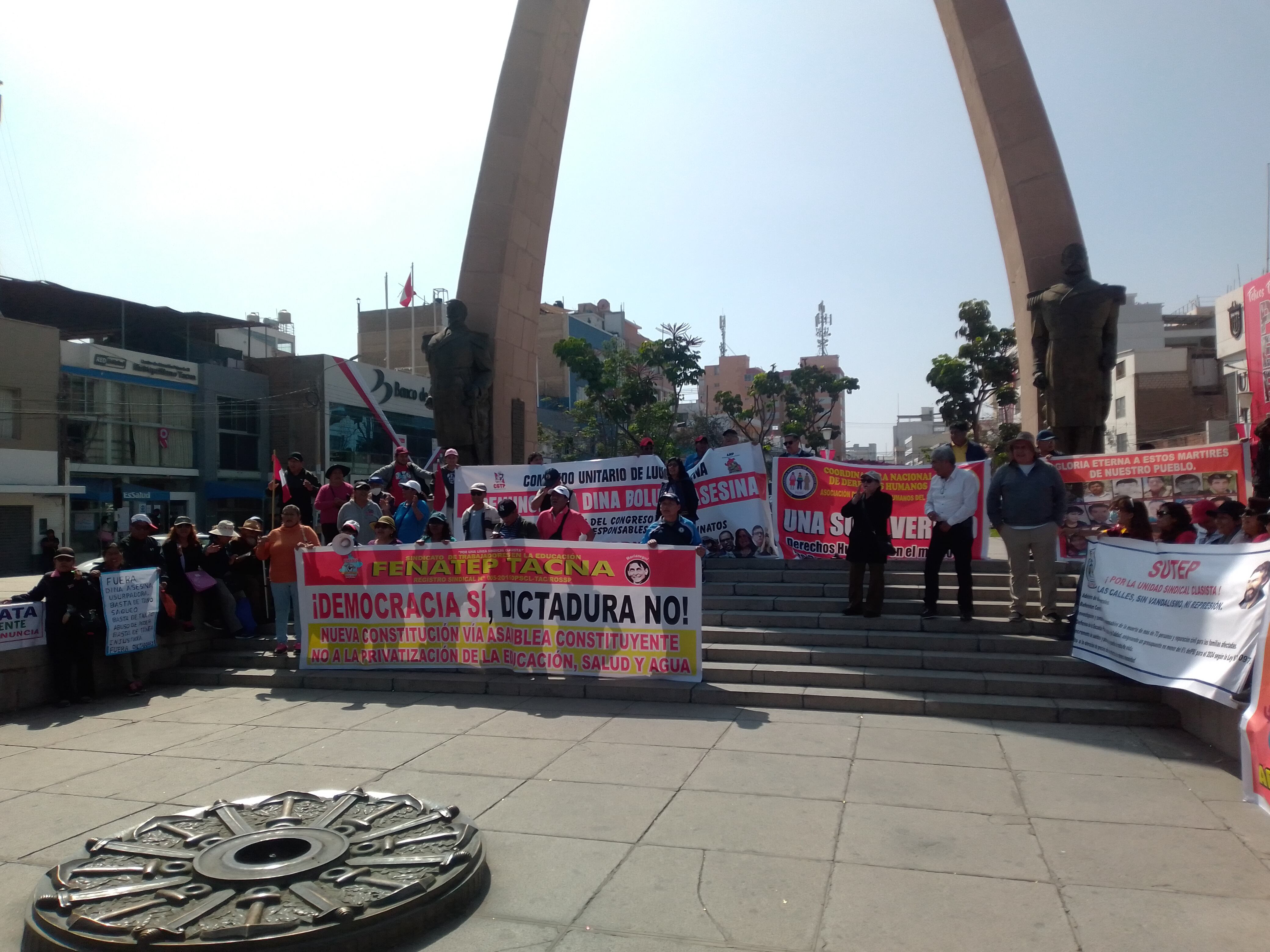 Se concentraron en el Centro Cívico. No hubo quema de llantas ni ataques contra instituciones públicas y privadas. (Foto: Adrian Apaza)