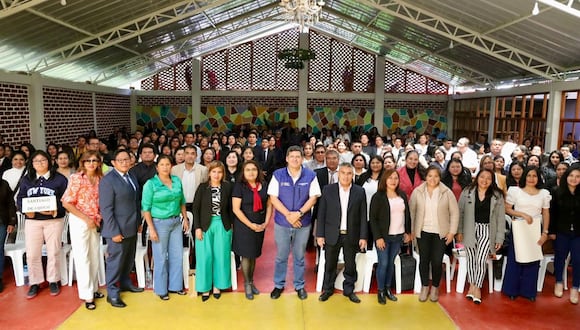Se entregaron resoluciones a 420 profesores de Santiago de Chuco y 437 de Virú.