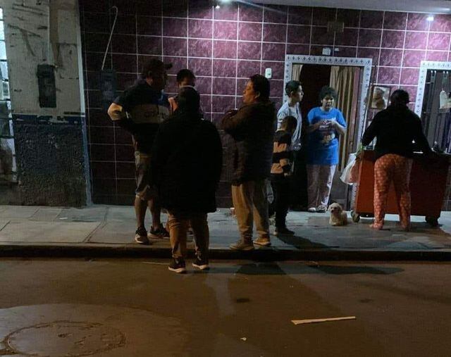 Víctima compraba comida en un puesto ambulante cuando los sicarios llegaron en una moticicleta y descerrajaron varios tiros contra él.