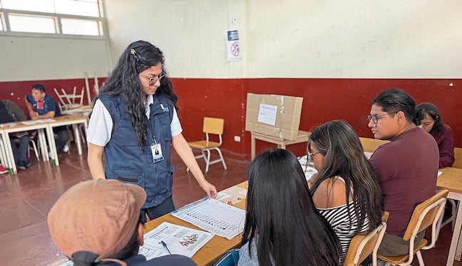 Miembros de mesa fueron capacitados. Foto: ODPE.